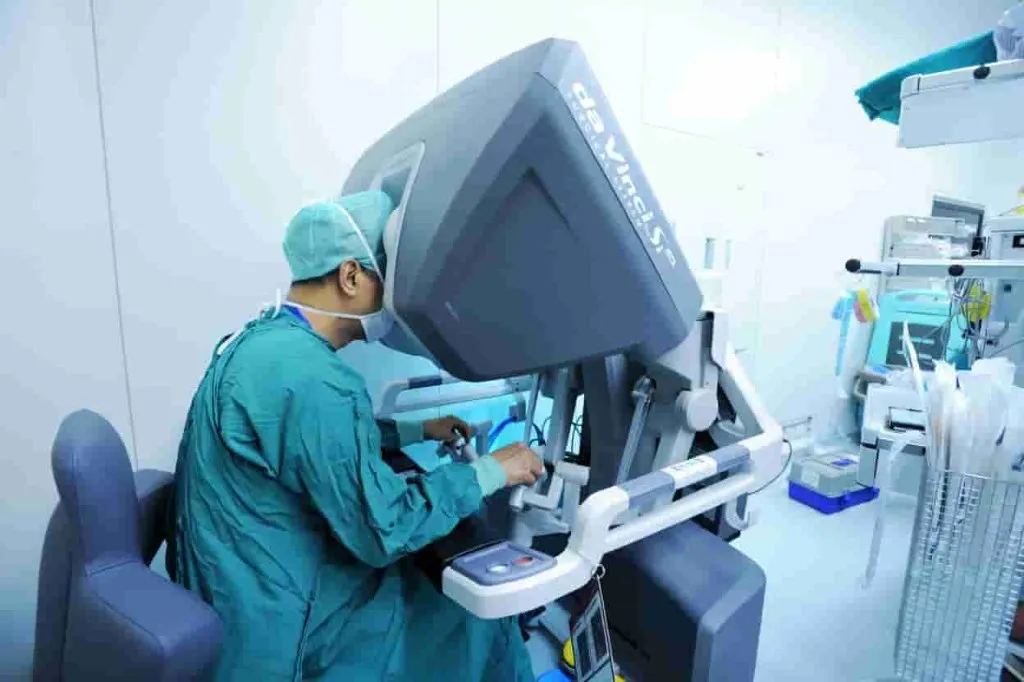 Chirurgo alla console del sistema robotico Da Vinci durante un intervento
