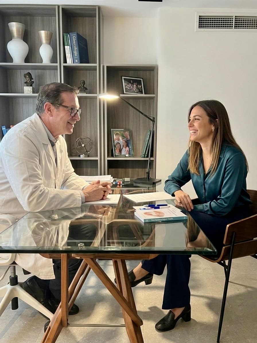 Dott. Claudio Rossi durante un consulto con una paziente nello studio di Palermo